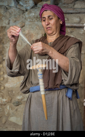 Traditionnelle palestinienne weaver à Nazareth Village Banque D'Images