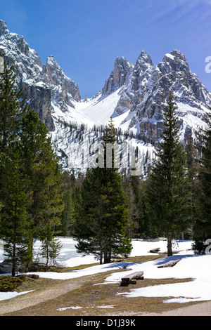 L'Italie, Dolomites, Veneto, vue sur les Cadini di Misurina montagne depuis le lac Antorno Banque D'Images