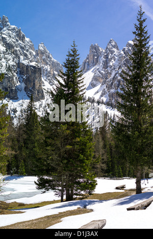 L'Italie, Dolomites, Veneto, vue sur les Cadini di Misurina montagne depuis le lac Antorno Banque D'Images