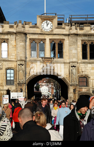 Shoppers on High Street, Lincoln, Angleterre, Royaume-Uni Banque D'Images