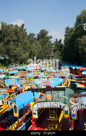 Xochimilco Trajineras sur Canal - Mexico DF Banque D'Images