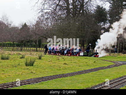 Leyland, UK. 23 déc, 2012. Moteur de fer modèle ayant besoin d'un peu d'aide des familles bénéficiant d'inclinaison emballé avec un tour sur Leyland Model Railway, Worden Park, Leyland, Banque D'Images