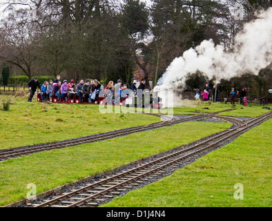 Leyland, UK. 23 déc, 2012. Moteur de fer modèle ayant besoin d'un peu d'aide des familles bénéficiant d'inclinaison emballé avec un tour sur Leyland Model Railway, Worden Park, Leyland, Banque D'Images