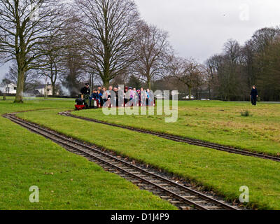 Leyland, UK. 23 déc, 2012. Après tout la pluie récente famille bénéficiant d'un après-midi sec sur le modèle de train à Leyland Model Railway Society, Worden Park Leyland Banque D'Images