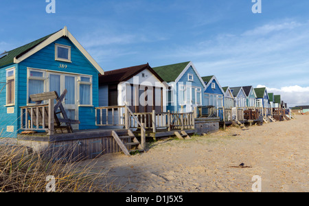 Cabines de plage de dunes de sable de Mudeford crachent sur Hengistbury Head près de Christchurch dans le Dorset. Banque D'Images