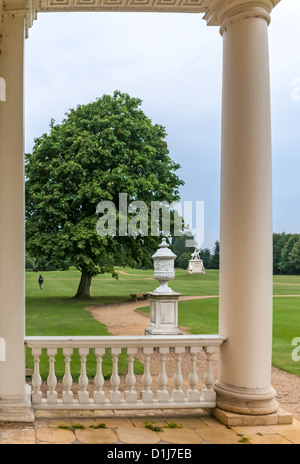 Vue du Bowling Green House avec le monument à l'arrière-plan au Wrest Park Banque D'Images