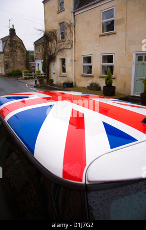 Voiture Mini Cooper avec le drapeau de l'Union sur le toit peint Banque D'Images