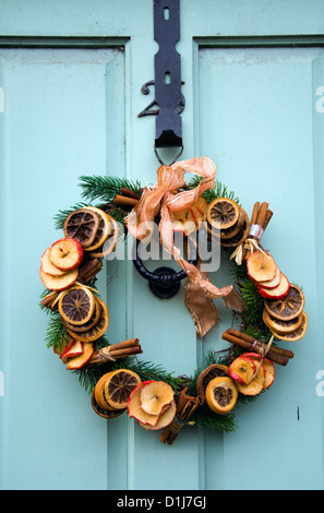 Couronne de Noël sur porte avant Banque D'Images