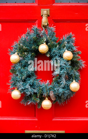 Couronne de Noël sur porte avant Banque D'Images