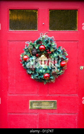 Couronne de Noël sur porte avant Banque D'Images