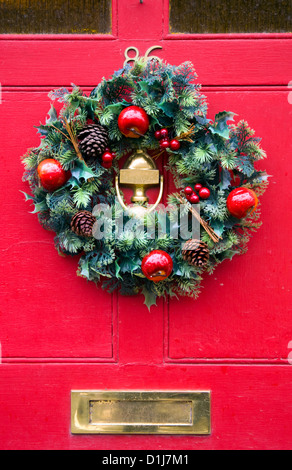 Couronne de Noël sur porte avant Banque D'Images