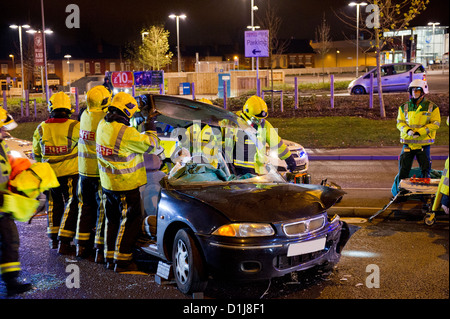 Services de sauvetage assister à un accident de voiture deux fois nuit Church Rd Yardley Birmingham UK Banque D'Images