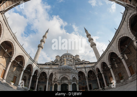 Vue extérieure de la cour intérieur célèbre Yeni Cami nouvelle mosquée dans le quartier d'Eminönü Istanbul Turquie Banque D'Images