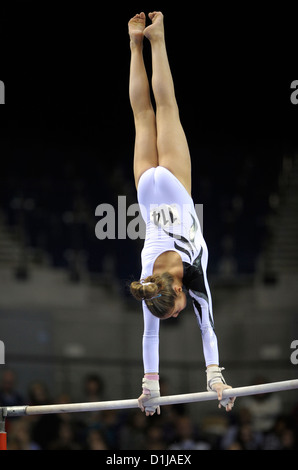 Une femme gymnaste exécute sur les barres asymétriques au cours de la British Gymnastics Championships à l'Echo Arena Liverpool. Phot Banque D'Images