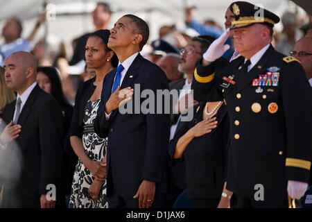 Le président américain Barack Obama regarde vers le ciel comme Air Force F-22 Raptors effectuer la formation de l'homme manquant en l'honneur du sénateur Daniel Inouye pendant un service commémoratif au National Memorial Cemetery of the Pacific, le 23 décembre 2012 à Honolulu, HI. Banque D'Images