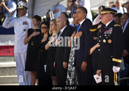 Le président américain Barack Obama, la Première Dame Michelle, Navy Adm. Samuel J. Locklear III, l'armée pacifique général commandant le lieutenant-général Francis J. Wiercinski, Inouye et membres de la famille se tenir durant l'hymne national en l'honneur du sénateur Daniel K. Inouye pendant un service commémoratif au National Memorial Cemetery of the Pacific, le 23 décembre 2012 à Honolulu, HI. Banque D'Images