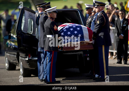 Le sénateur Daniel Inouye, recouvert du drapeau du cercueil est retiré de corbillard près des marches du National Memorial Cemetery of the Pacific pour un service commémoratif au 23 décembre 2012, à Honolulu, HI. Banque D'Images