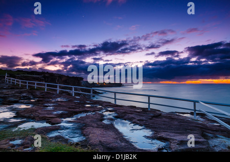 Lever du soleil sur la plage de Coogee, Sydney Australie Banque D'Images