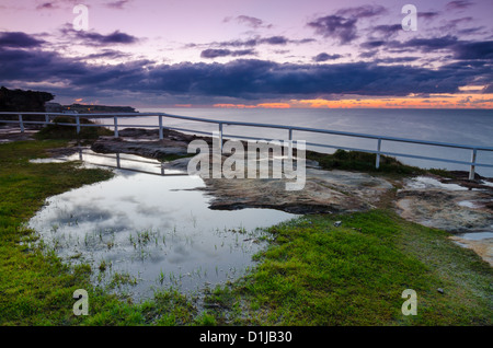 Lever du soleil sur la plage de Coogee, Sydney Australie Banque D'Images