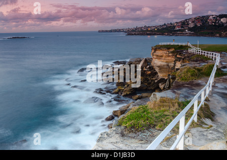 Lever du soleil sur la plage de Coogee, Sydney Australie Banque D'Images