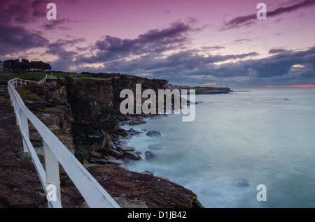 Lever du soleil sur la plage de Coogee, Sydney Australie Banque D'Images