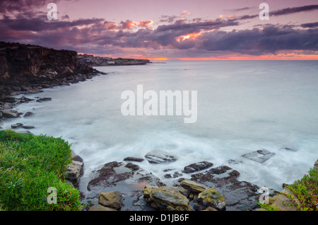 Lever du soleil sur la plage de Coogee, Sydney Australie Banque D'Images