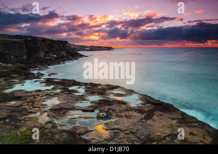 Lever du soleil sur la plage de Coogee, Sydney Australie Banque D'Images