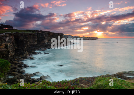 Lever du soleil sur la plage de Coogee, Sydney Australie Banque D'Images