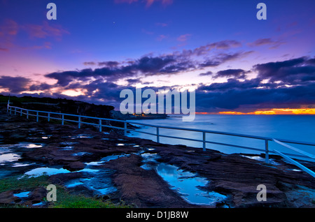 Lever du soleil sur la plage de Coogee, Sydney Australie Banque D'Images