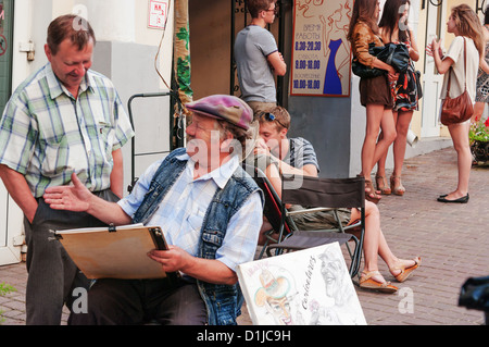 Les artistes parlent d'une photo. Les acteurs derrière - real life sur la rue. Banque D'Images