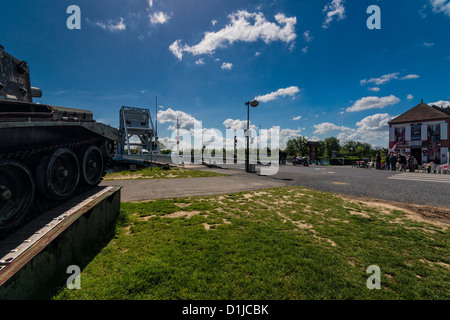 Normandie, France. A l'époque de la DEUXIÈME GUERRE MONDIALE britannique 'Cromwell' Gondree Cafe donnant sur réservoir et 'Pegasus Bridge'. Banque D'Images