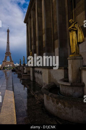 Paris. La Tour Eiffel vue du Palais de Chaillot, près du Musée national de la marine. Les chiffres d'or en premier plan. Banque D'Images