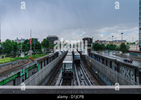 Paris, France. Les trains de métro dans l'avenue Charles de Gaulle près de la Défense. Un jour de pluie. Banque D'Images