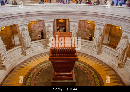 Paris, France. Le tombeau de Napoléon aux Invalides. Banque D'Images