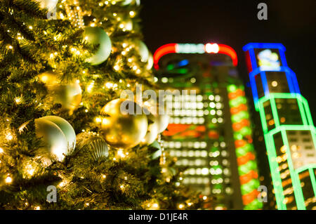 Célébrations de Noël même dans 'un superbe appartement de vacances à Tiffany' Statue Square de Hong Kong, partie de Hong Kong Winterfest, arbre de Noël et de carrousel avec Tiffany & Co blue-24 déc, 2012, Hong Kong. Banque D'Images