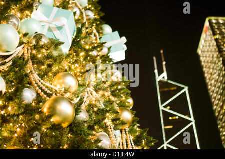 Célébrations de Noël même dans 'un superbe appartement de vacances à Tiffany' Statue Square de Hong Kong, partie de Hong Kong Winterfest, arbre de Noël et de carrousel avec Tiffany & Co blue-24 déc, 2012, Hong Kong. Banque D'Images