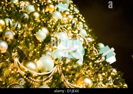 Célébrations de Noël même dans 'un superbe appartement de vacances à Tiffany' Statue Square de Hong Kong, partie de Hong Kong Winterfest, arbre de Noël et de carrousel avec Tiffany & Co blue-24 déc, 2012, Hong Kong. Banque D'Images