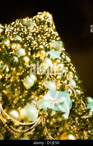 Célébrations de Noël même dans 'un superbe appartement de vacances à Tiffany' Statue Square de Hong Kong, partie de Hong Kong Winterfest, arbre de Noël et de carrousel avec Tiffany & Co blue-24 déc, 2012, Hong Kong. Banque D'Images