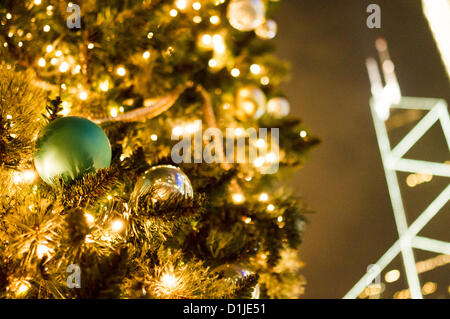 Célébrations de Noël même dans 'un superbe appartement de vacances à Tiffany' Statue Square de Hong Kong, partie de Hong Kong Winterfest, arbre de Noël et de carrousel avec Tiffany & Co blue-24 déc, 2012, Hong Kong. Banque D'Images