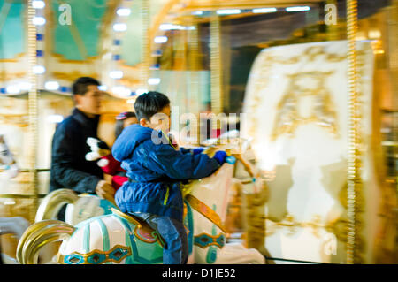 Célébrations de Noël même dans 'un superbe appartement de vacances à Tiffany' Statue Square de Hong Kong, partie de Hong Kong Winterfest, arbre de Noël et de carrousel avec Tiffany & Co blue-24 déc, 2012, Hong Kong. Banque D'Images