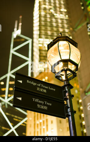 Célébrations de Noël même dans 'un superbe appartement de vacances à Tiffany' Statue Square de Hong Kong, partie de Hong Kong Winterfest, arbre de Noël et de carrousel avec Tiffany & Co blue-24 déc, 2012, Hong Kong. Banque D'Images