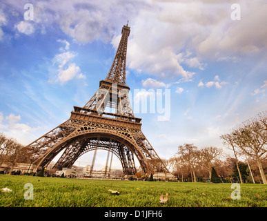 Paris. Grand angle de vue magnifique Tour Eiffel depuis le niveau de la rue en décembre. Banque D'Images