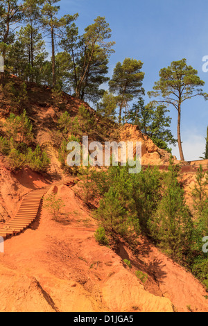 Les falaises rouges de Roussillon (Les Ocres), Provence, France Banque D'Images
