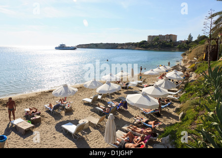 La plage de Coral Bay, Paphos, Chypre Banque D'Images