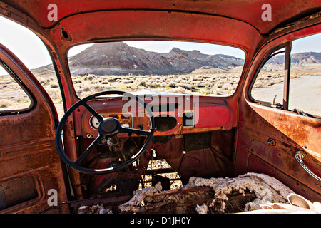 Pick up truck abandonnés dans la ville fantôme de rhyolite, NV. Banque D'Images