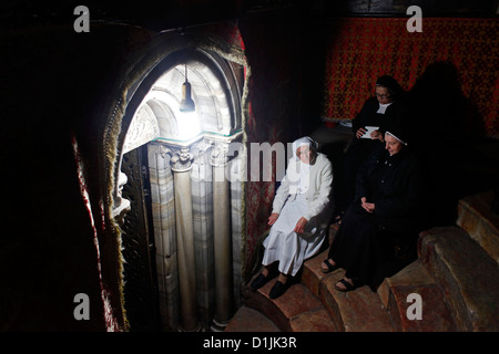 Les religieuses catholiques en attente de la messe de minuit à l'entrée de la grotte de la Nativité à l'église de la Nativité, également Basilique de la Nativité à Bethléem Cisjordanie Territoires Palestiniens Israël Banque D'Images