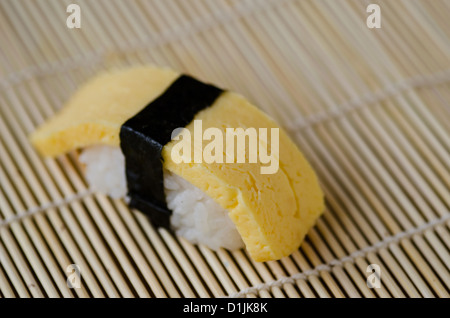 La cuisine japonaise, sushi set avec oeuf, tamagoyaki, nigirizu Banque D'Images
