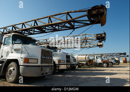 L'industrie du pétrole et du gaz monté sur camion de forage Forage sur camions, près de San Angelo, Texas, US West Banque D'Images