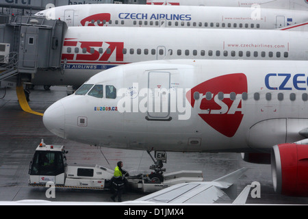 CSA Czech Airlines avions Prague République tchèque avions au sol Tarmac jets a immobilisé l'aéroport Ceske Aerolinie Aviation Company District Ruzyne Banque D'Images