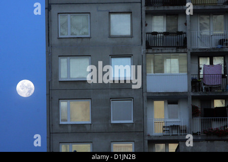 Prague nuit lune à côté vieux appartements, Prague immeuble de logements des années 70 République tchèque panelak Flats en République tchèque Banque D'Images